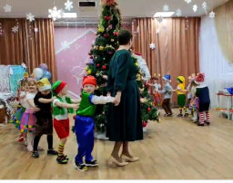Новогодний утренник в средней группе Новогодний утренник в средней группе.